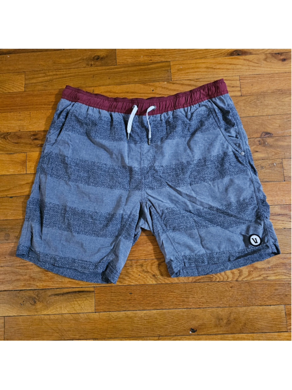 Vuori Kore Shorts Mens L Gray Maroon Stripe Drawstring Lined Athletic 7"